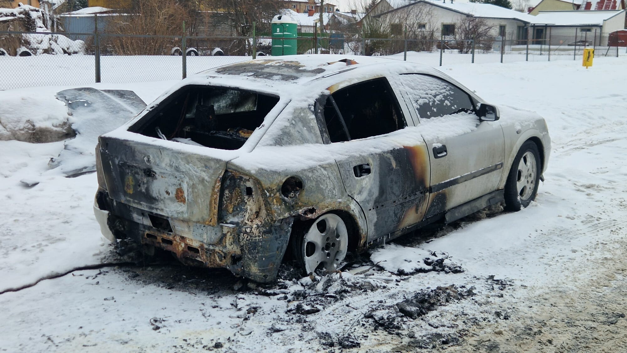 Policisti aiztur vairākus cilvēkus aizdomās par automašīnu dedzināšanu Siļķu ielā Liepājā un nozieguma plānošanu
