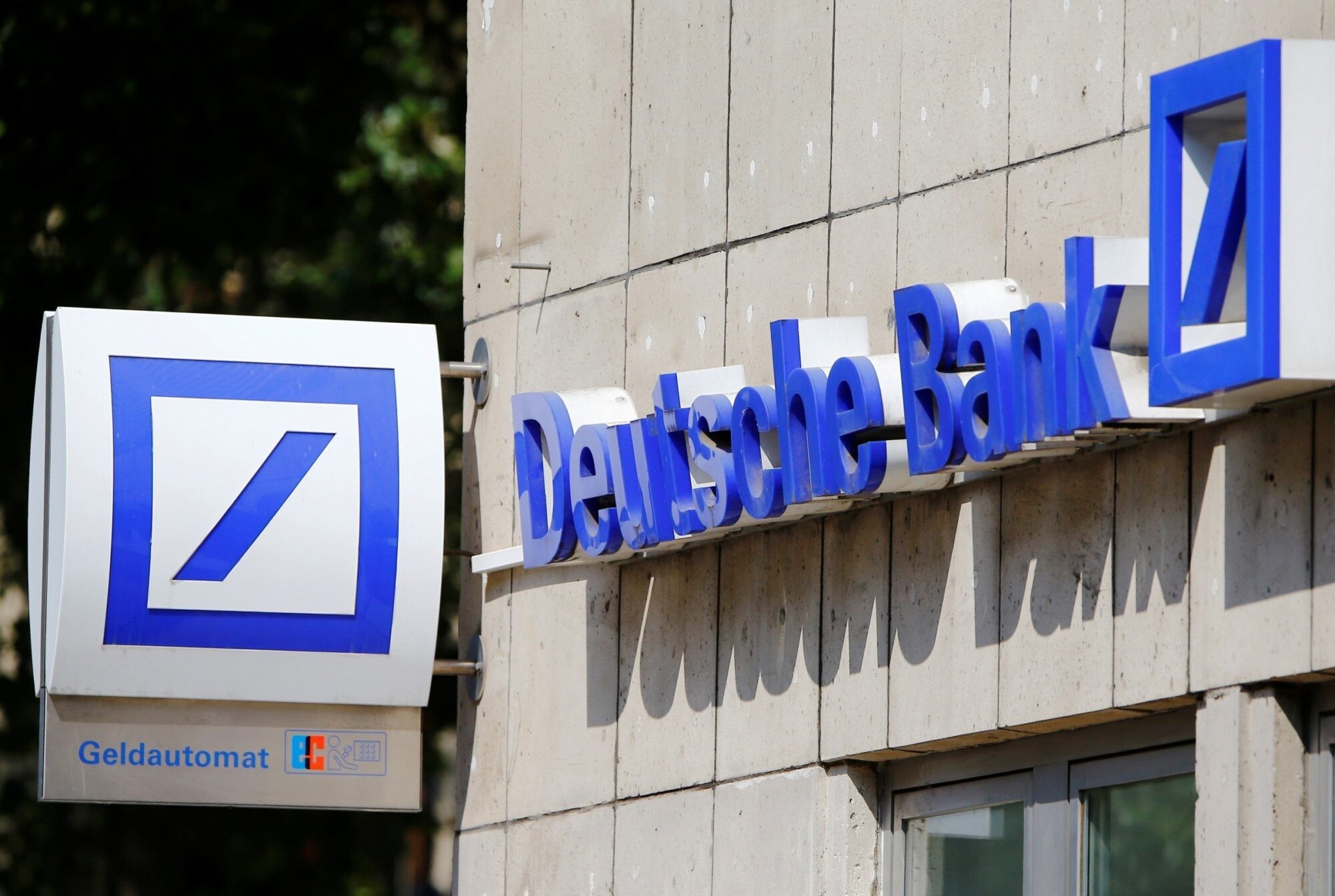 Aizdomās par naudas atmazgāšanu “Deutsche Bank” birojos veic kratīšanas