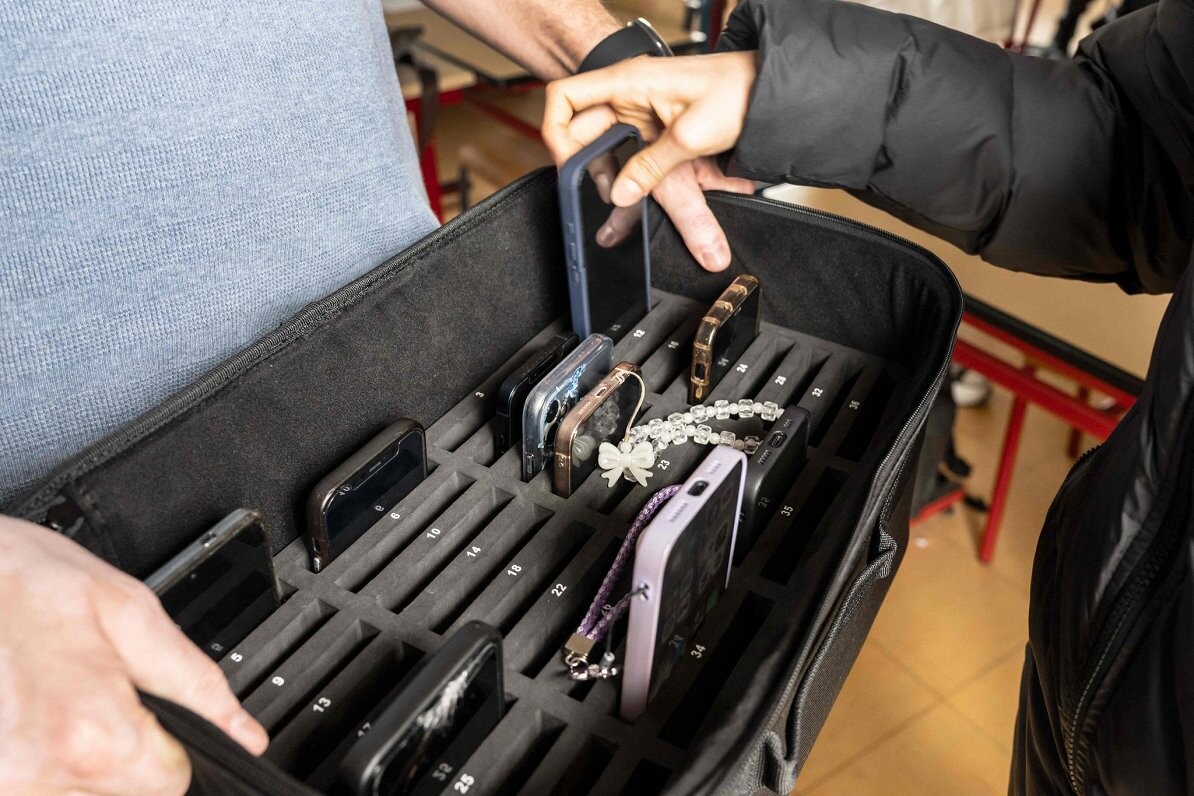 Francijas parlamenta apakšpalāta pieņem sociālo mediju aizliegumu nepilngadigajiem