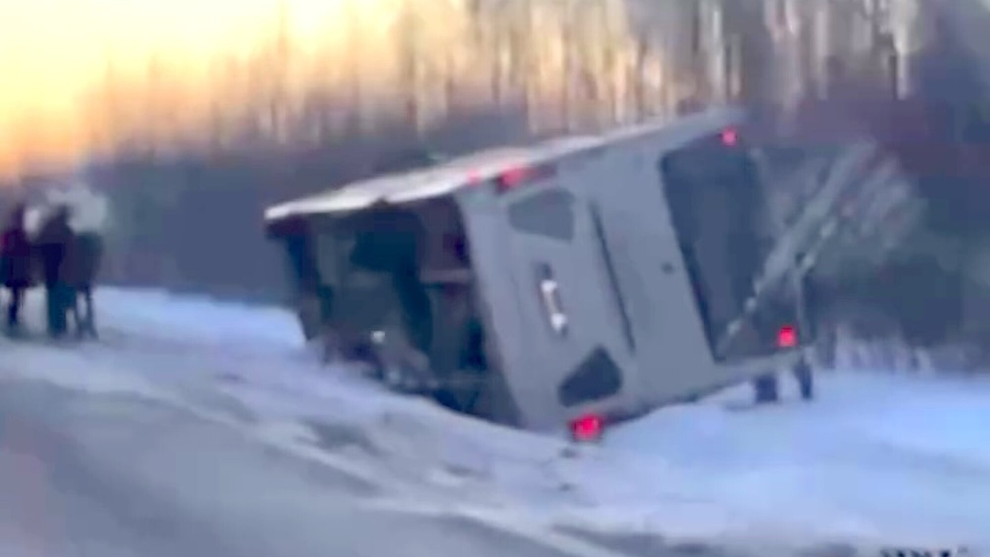 Video: Jūrmalas tuvumā uz Ventspils šosejas apgāzies “Talsu autotransporta” pasažieru autobuss