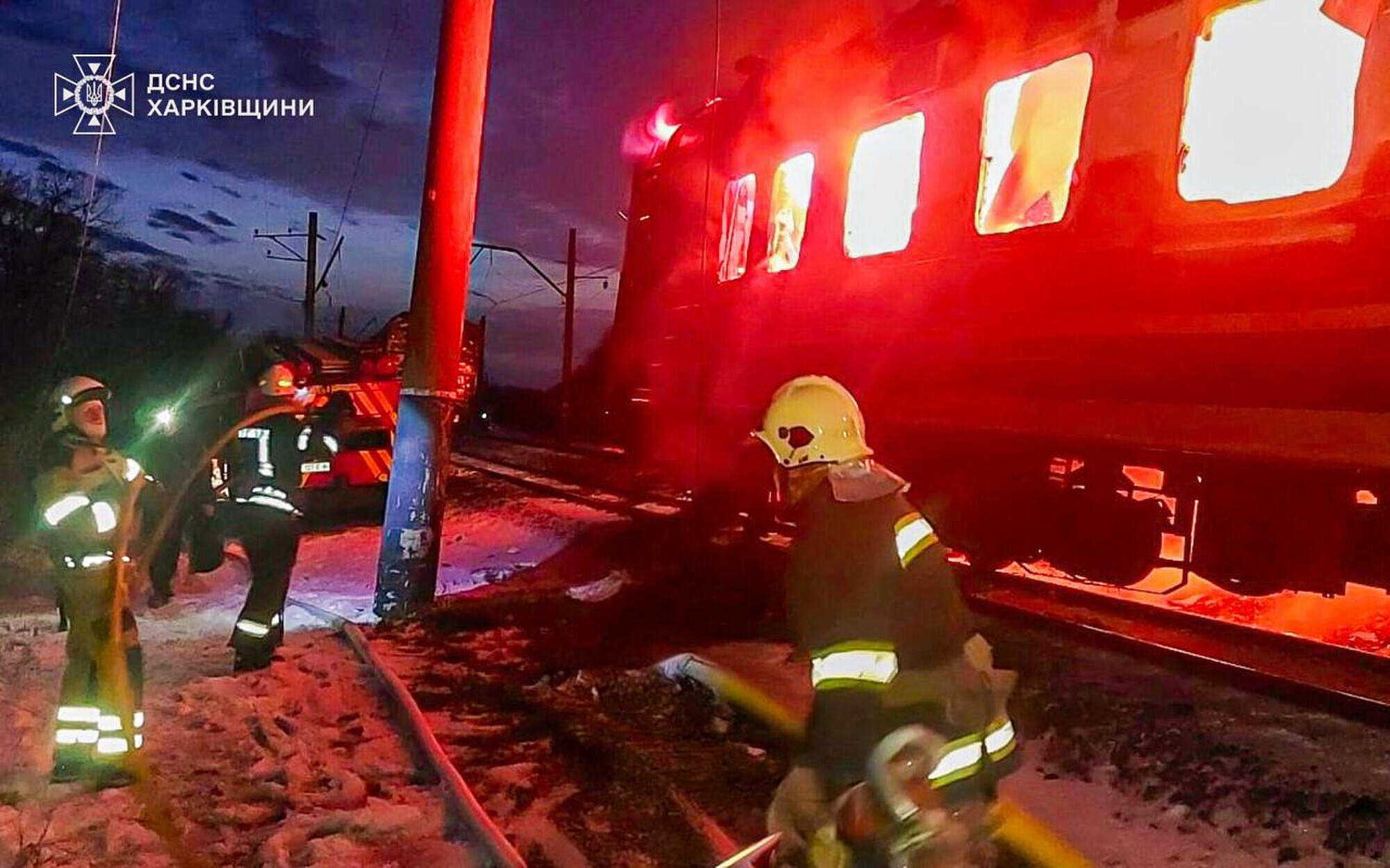 Ukrainā droniem trāpot pasažieru vilcienam, nogalināti četri cilvēki
