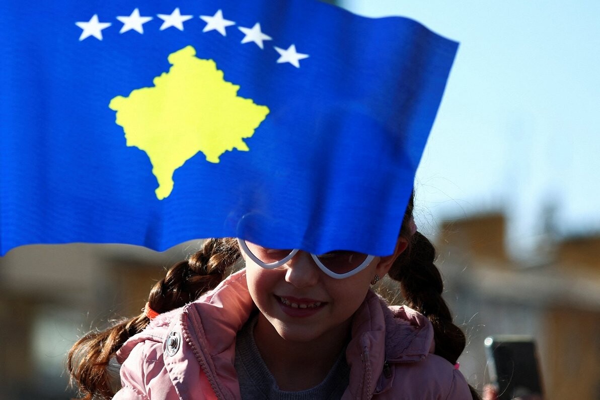 Kosovā par vēlēšanu rezultātu viltošanu aizturēti vairāk nekā 100 cilvēku