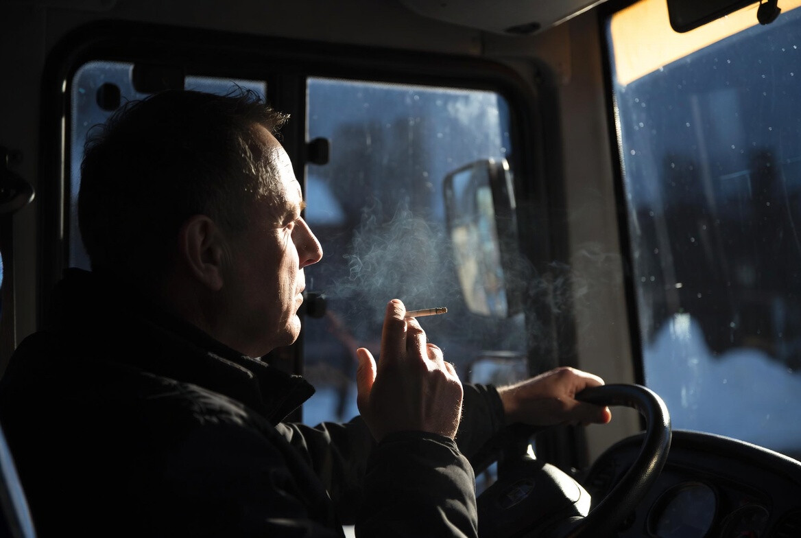Pasažiere Liepājā sūdzas par cigarešu dūmu smaku autobusā, pārvadātājs šofera smēķēšanu neapstiprina