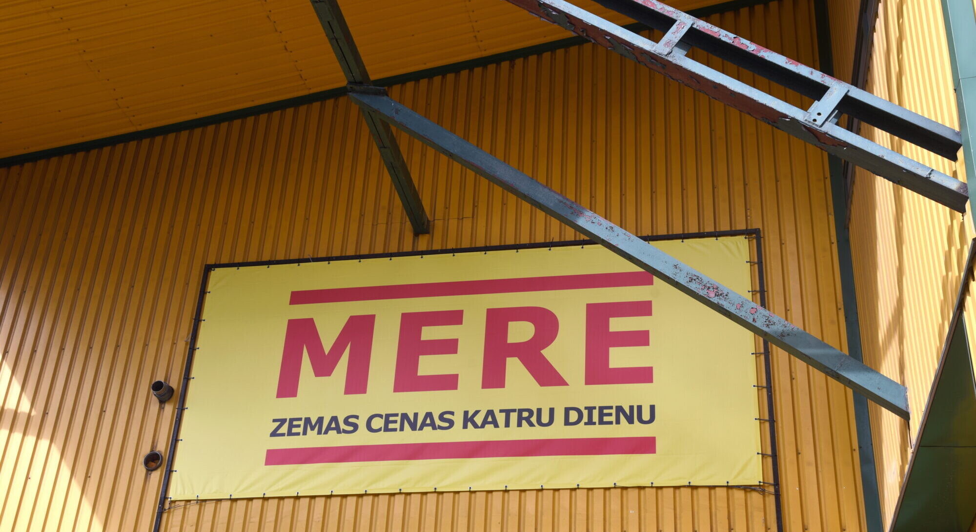 Veikalā “Mere” Rīgā izņem produktus ar beigušos derīguma termiņu, pārbaudīs arī Liepājas veikalu