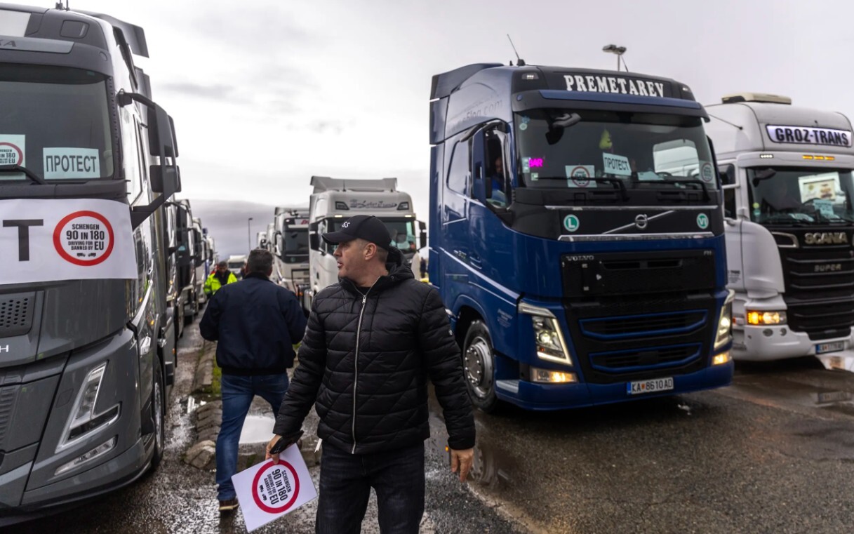 Ziemeļmaķedonijas un Melnkalnes kravas mašīnu šoferi izbeidz ES robežas blokādi