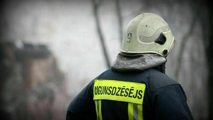 Dunalkā aizdegas dzīvojamā māja, cilvēki izglābjas