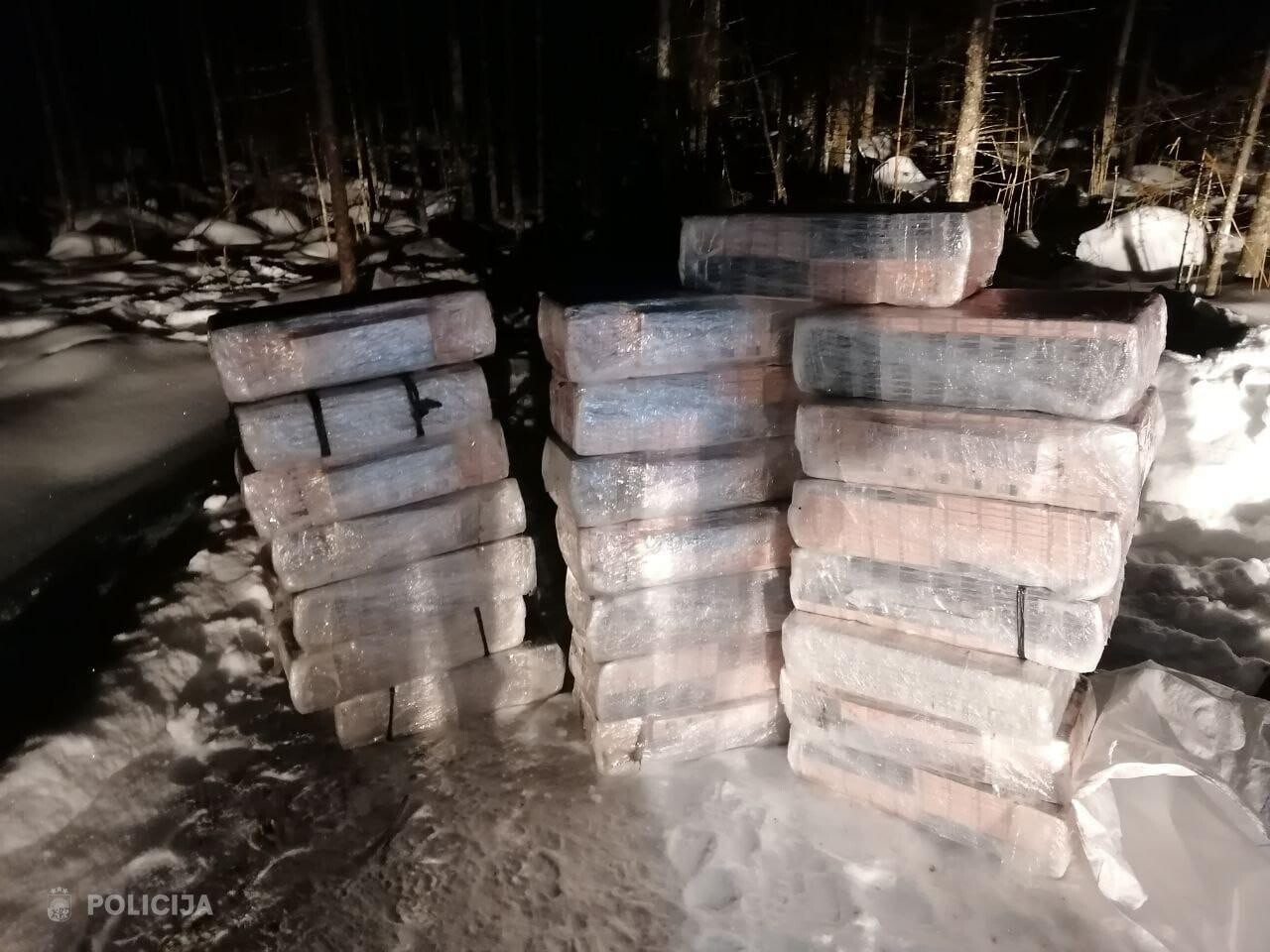 Policisti Aizkraukles novadā atklāj lielu nelegālo cigarešu daudzumu un aiztur trīs personas