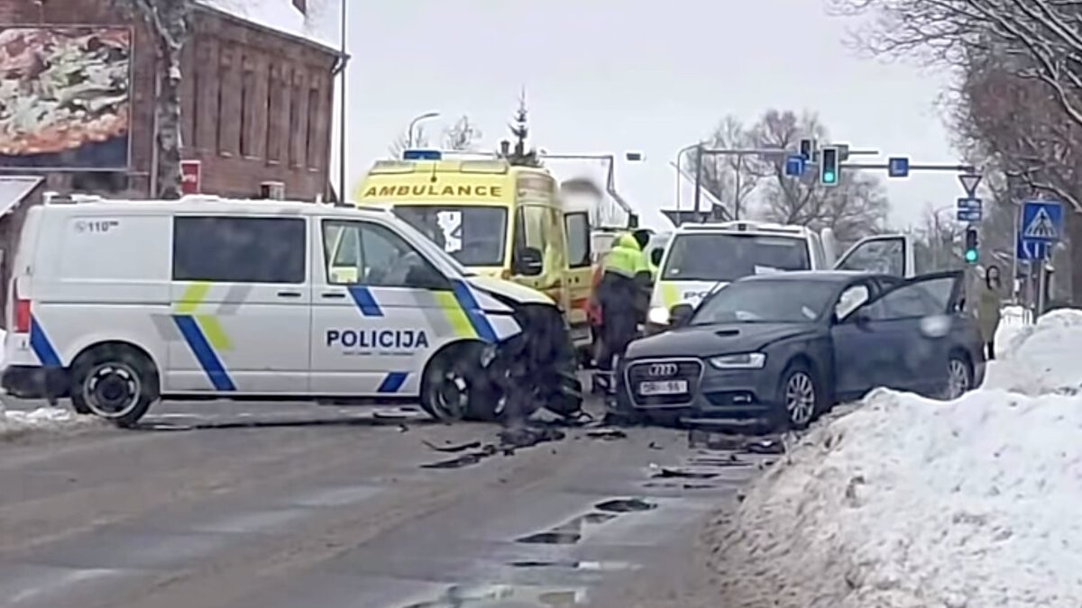 Jelgavā autovadītājs pakaļdzīšanās laikā ietriecas policijas automašīnā