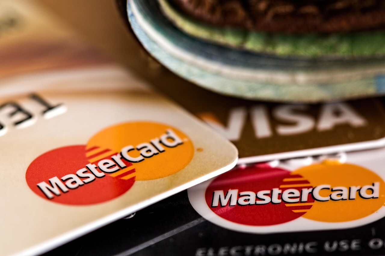 “The Guardian”: Lielbritānijas bankas vēlas paātrināt analoga izveidi maksājumu sistēmām “Visa” un “Mastercard”