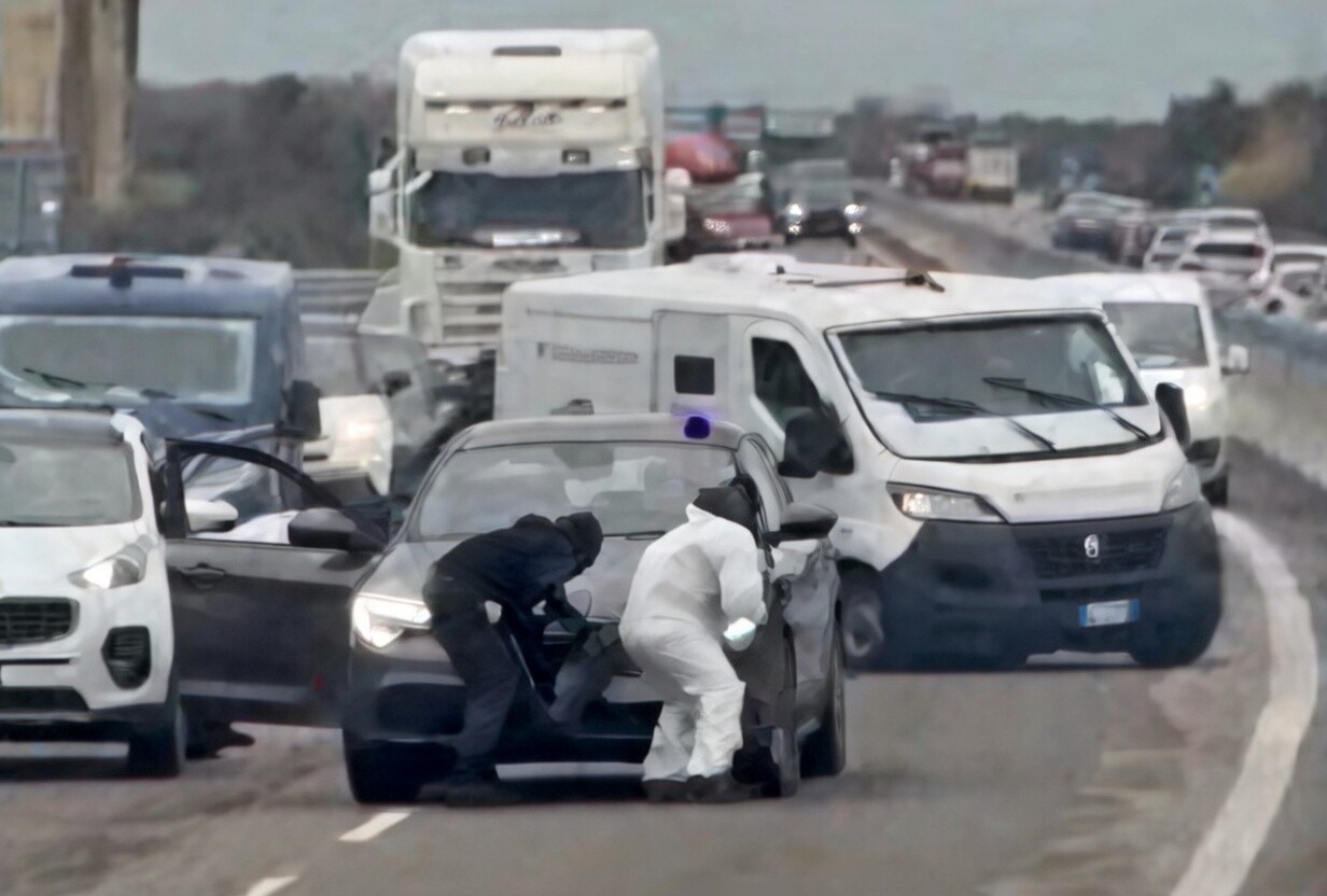 Video: Bruņota laupīšana kā spriedzes filmā – Itālijā uz šosejas ar kalašņikoviem uzbrūk inkasācijas auto