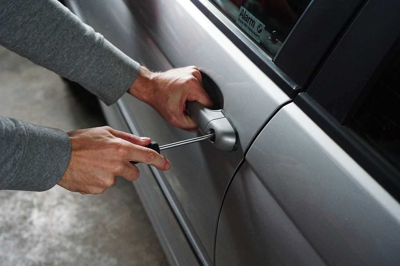 Tumšie mēneši palīdz zagļiem: atkal pieaug auto detaļu zādzību skaits