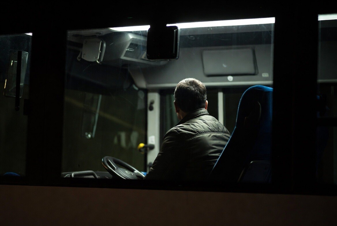 Autobusa vadītāja nedienas: “ierāva” vakarā, bet promiles un avārija pie viesnīcas – no rīta