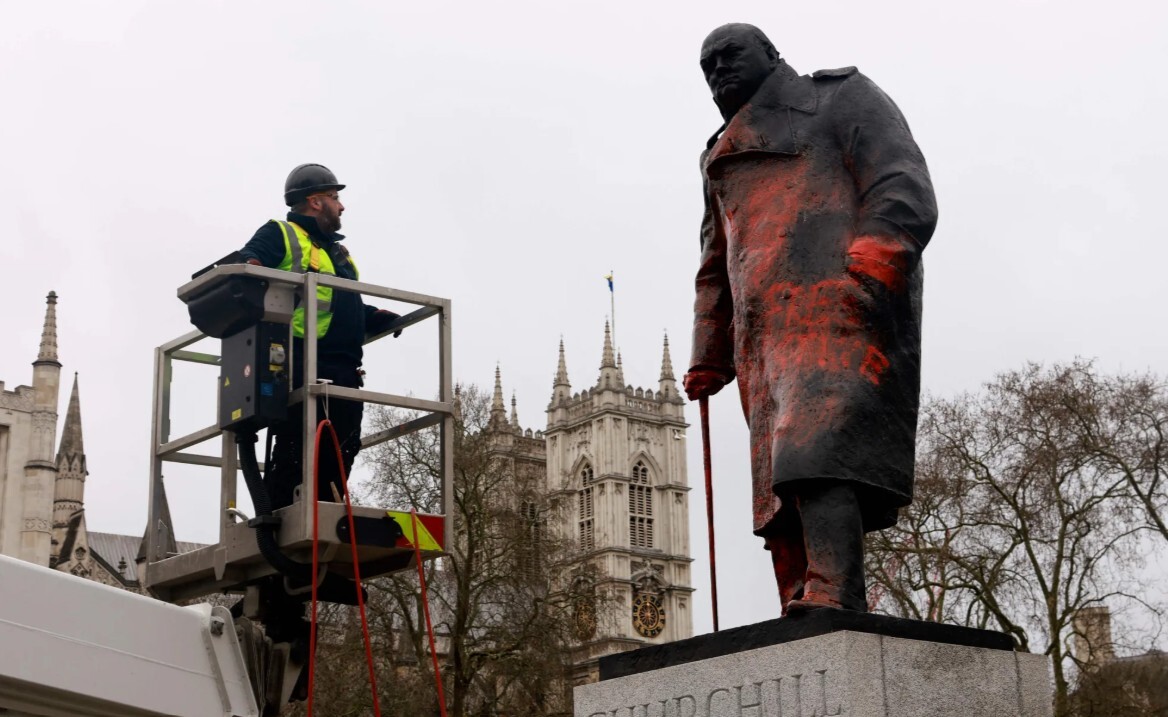 Londonā aizturēts palestīniešu atbalstītājs par Čērčila pieminekļa apgānīšanu