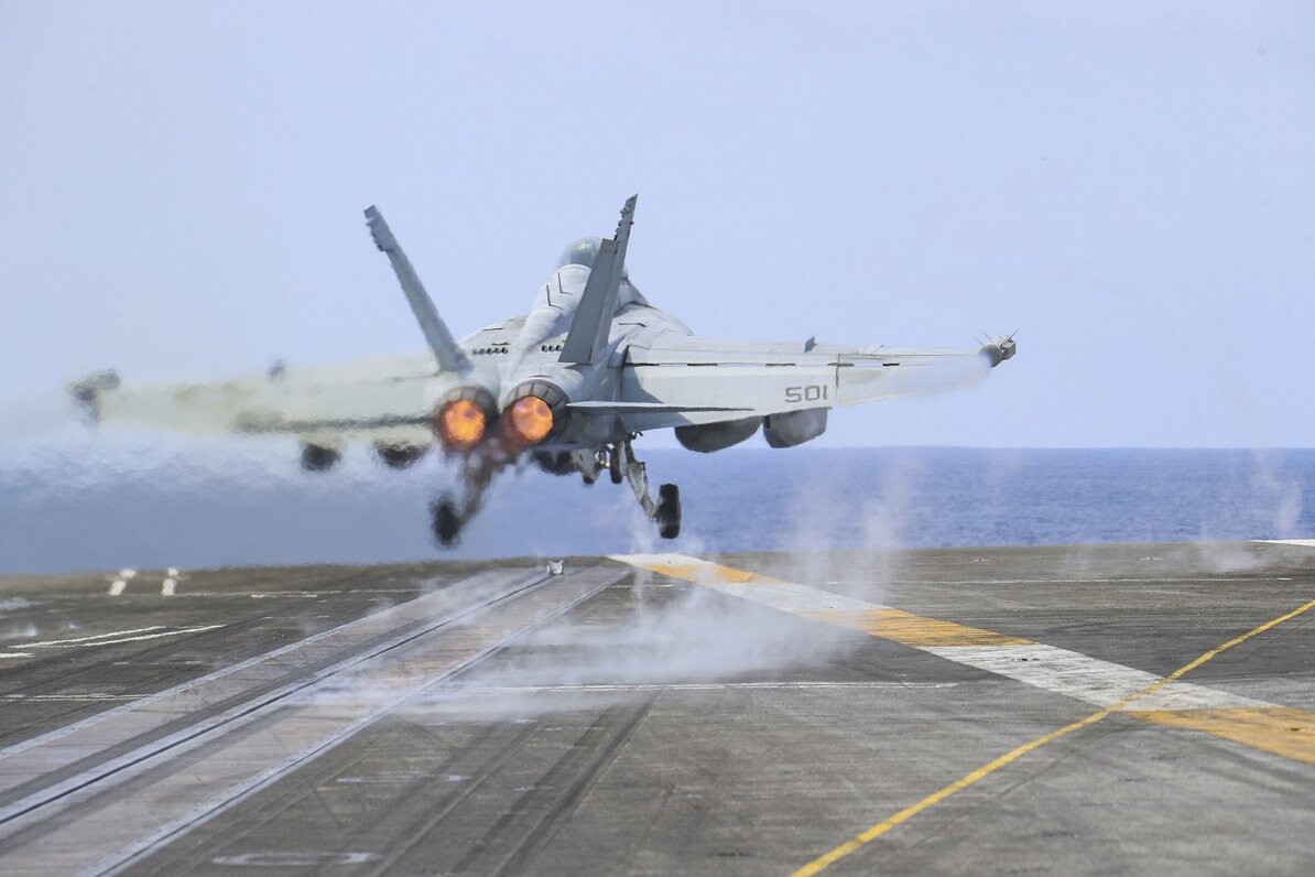 ASV notriec Irānas dronu, kas tuvojies ASV aviācijas bāzeskuģim
