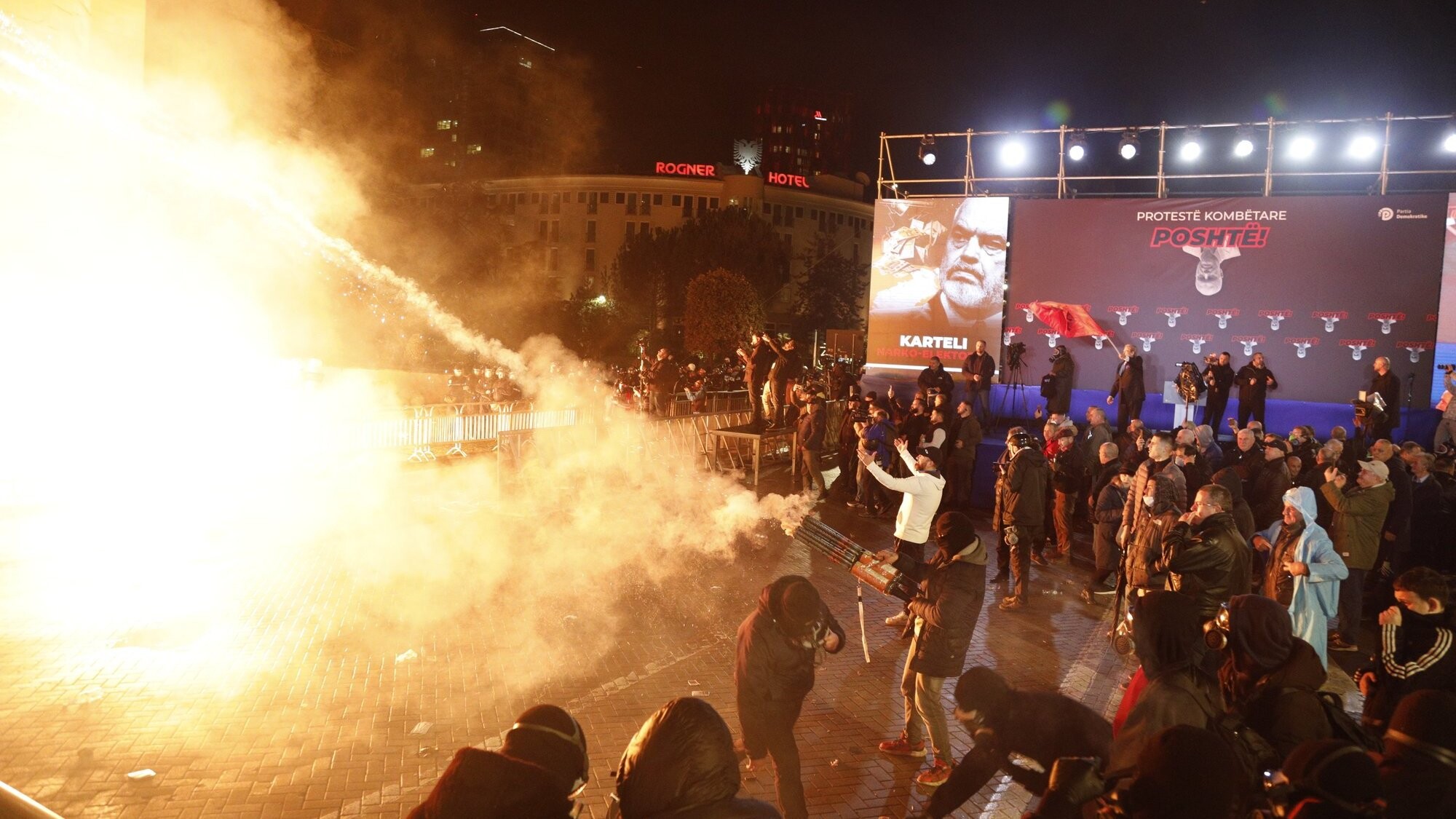 Albānijas demonstrantu un policijas sadursmēs ir vairāki ievainotie