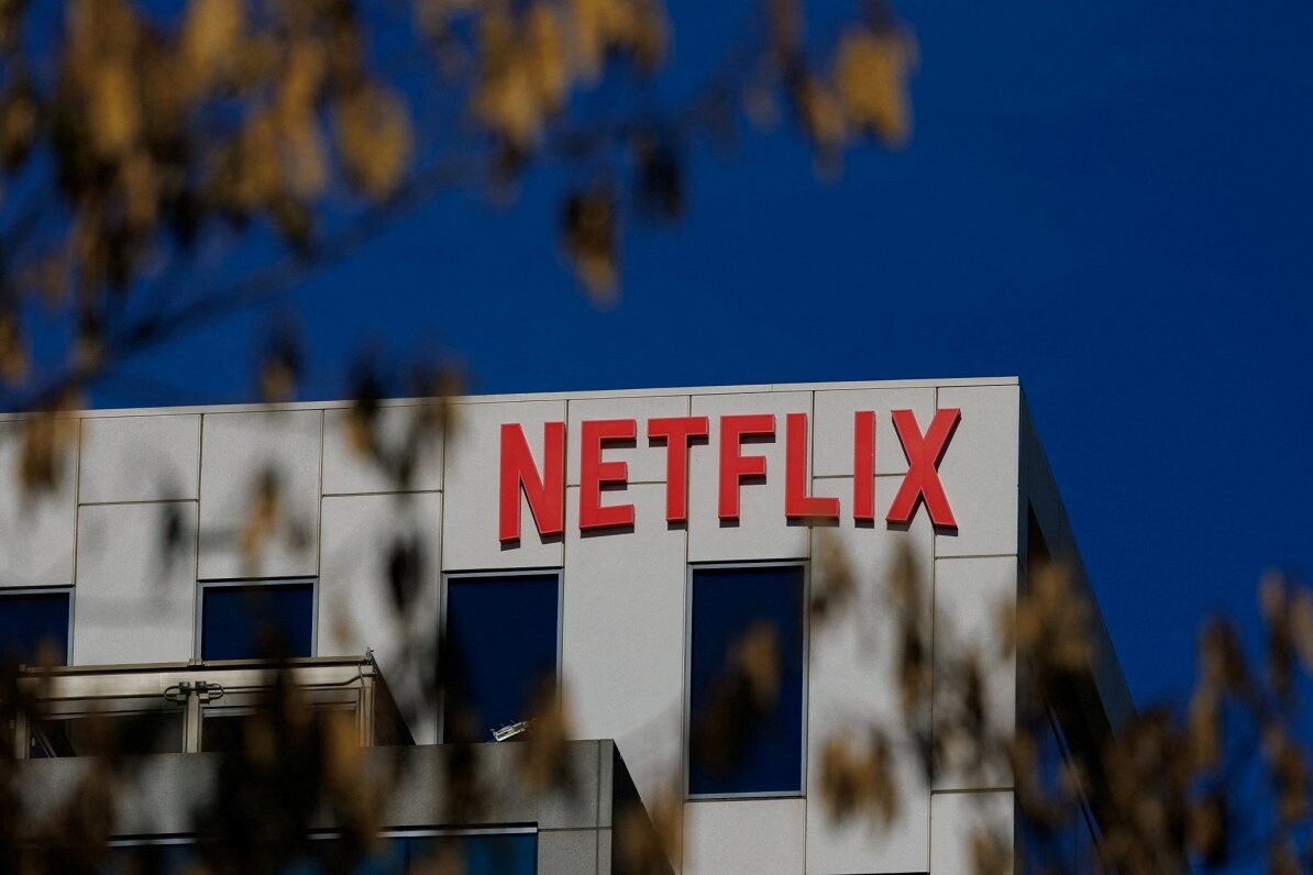 “Netflix” atsakās no cīņas par “Warner Bros. Discovery” pārņemšanu