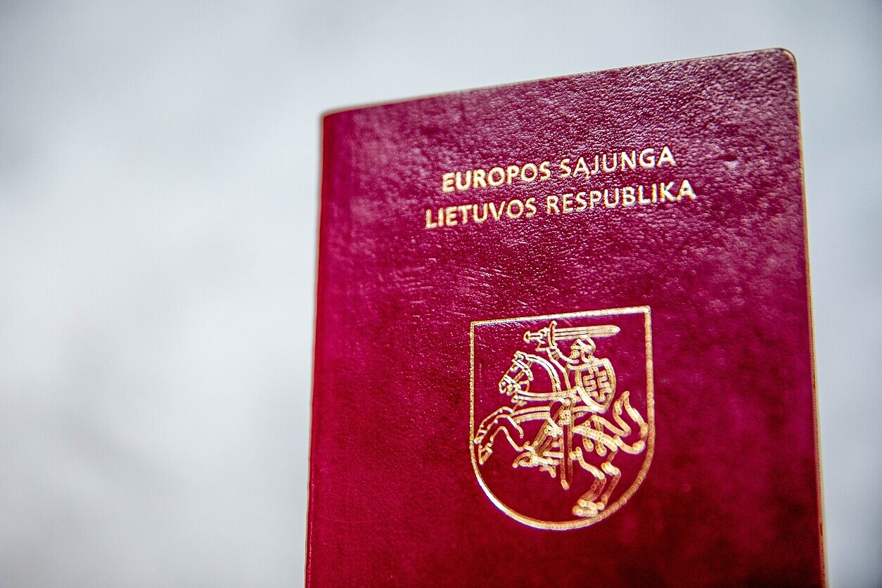 Pētījums: Lukašenko pietuvināta oligarha dēliem 12 gadus bijusi Lietuvas pilsonība