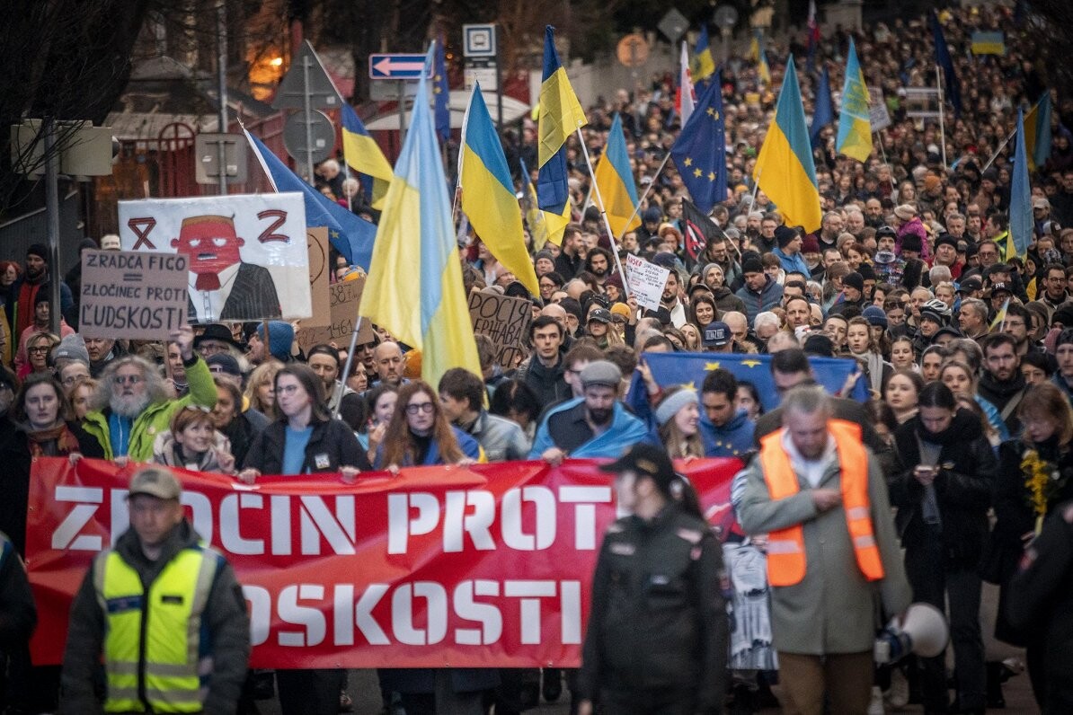 Slovākijā tūkstošiem demonstrantu atbalsta Ukrainu un protestē pret premjeru Fico