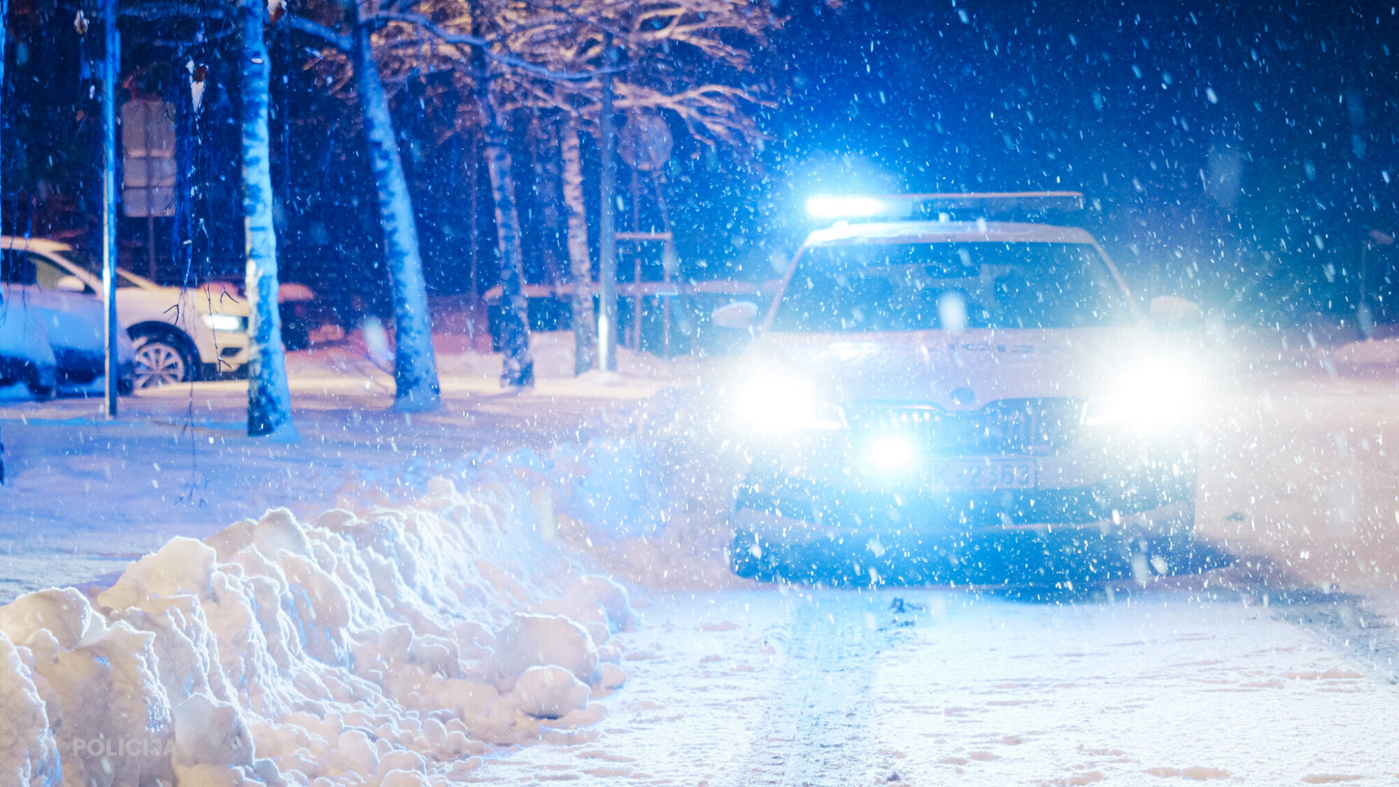 Agresīvs BMW vadītājs Dienvidkurzemē: atteicās “pūst”, aizskāra policistus un mēģināja bēgt
