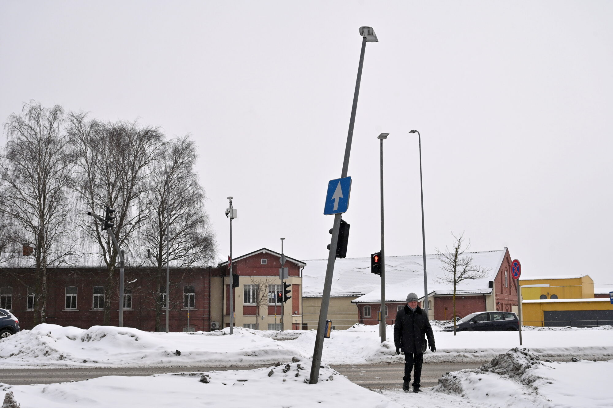 Pēc sadursmes bojāts stabs pie gājēju pārejas – remonts gaida atkusni