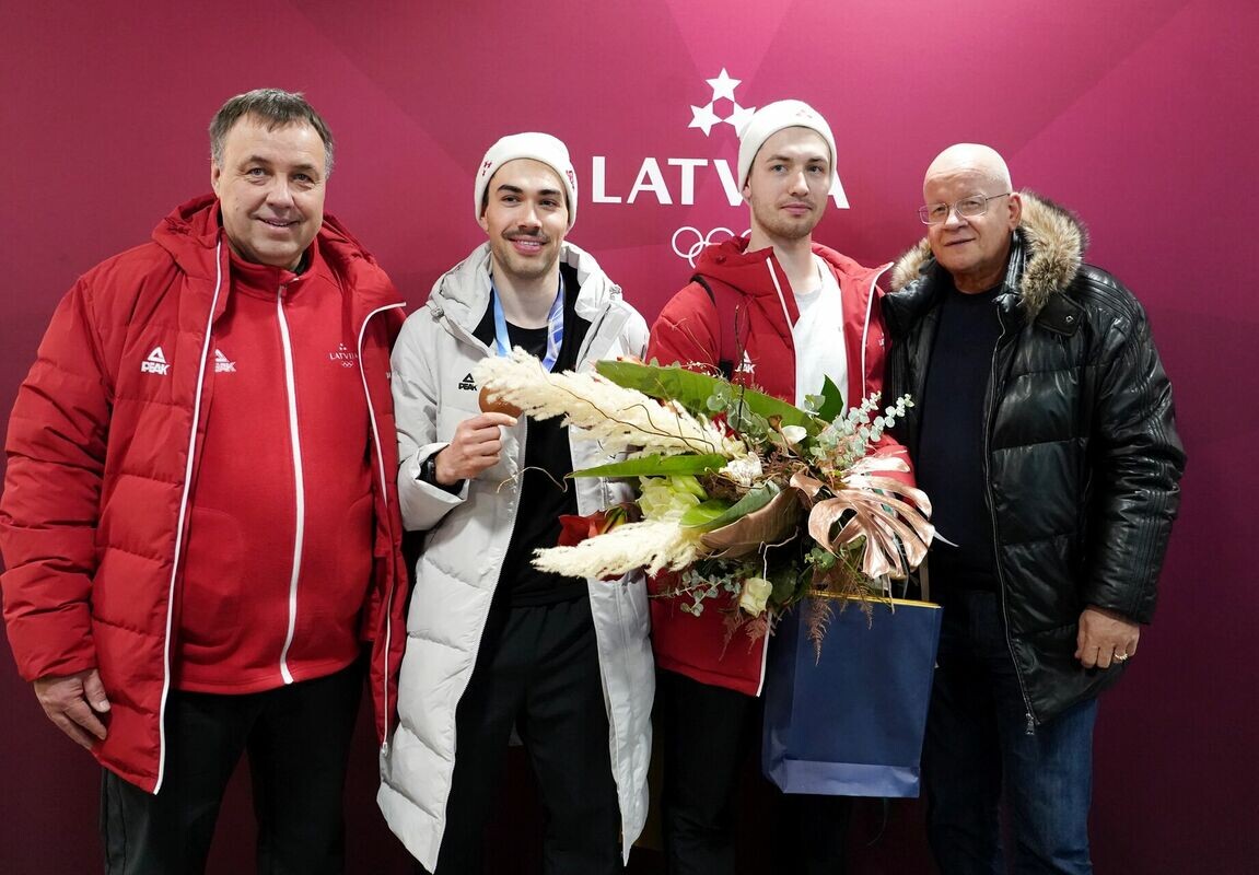Video: Rīgas lidostā sagaidīts olimpisko spēļu bronzas medaļnieks Krūzbergs