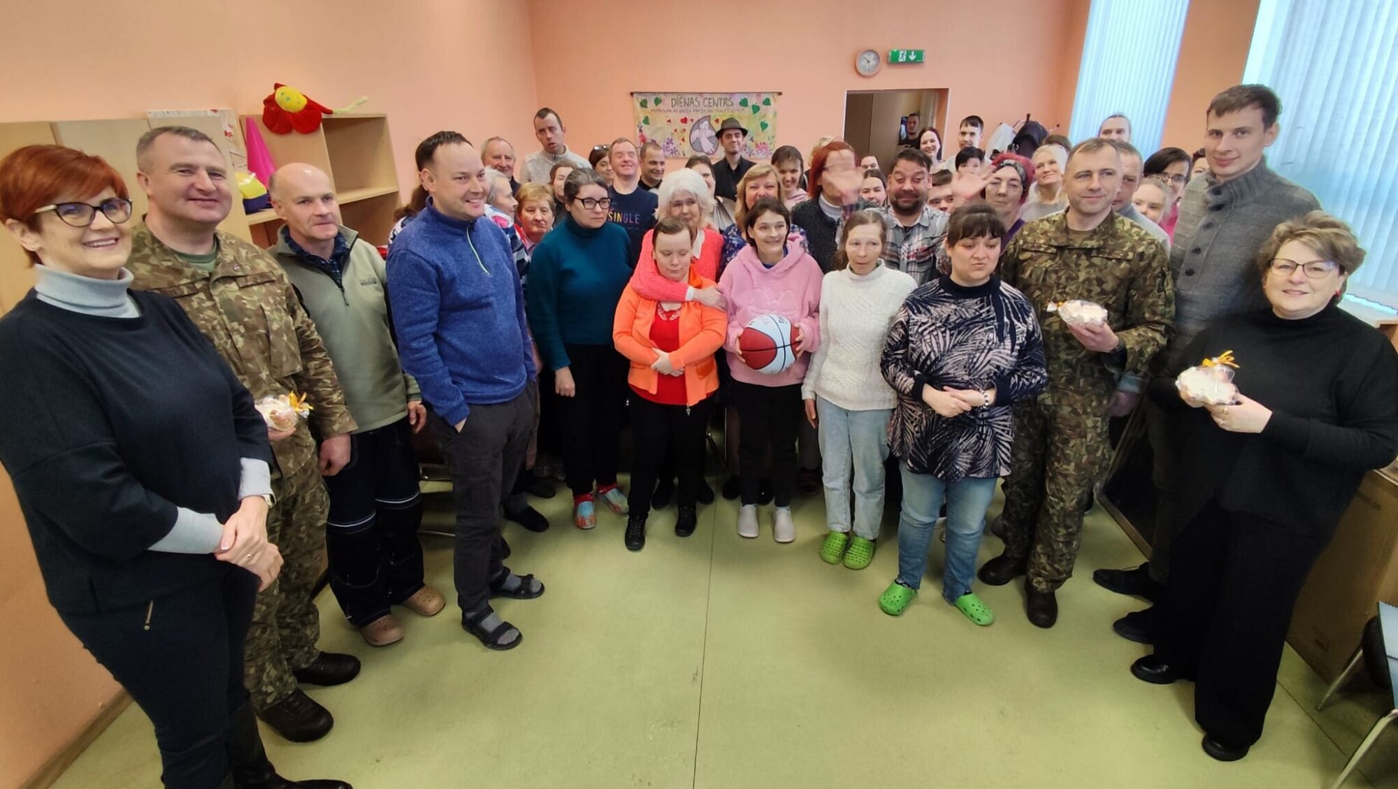 Zemessargi iepriecina Liepājas Dienas centra jauniešus ar sporta un brīvā laika inventāru