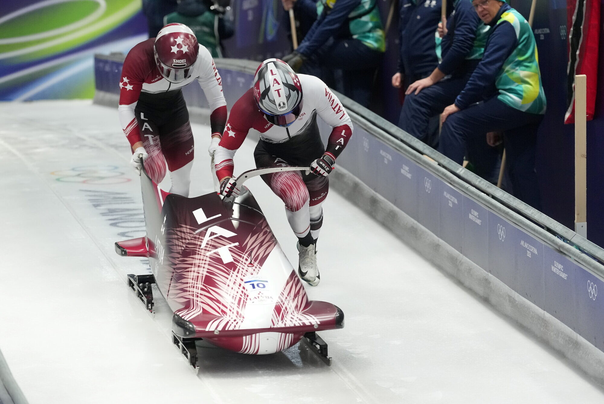 Kalenda ar Mikni bobsleja divnieku sacensībās izcīna astoto vietu
