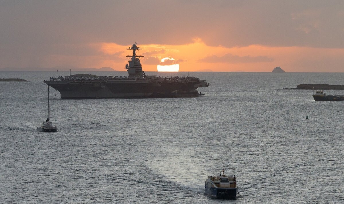ASV nosūtījušas uz Tuvajiem Austrumiem vēl vienu aviācijas bāzes kuģi