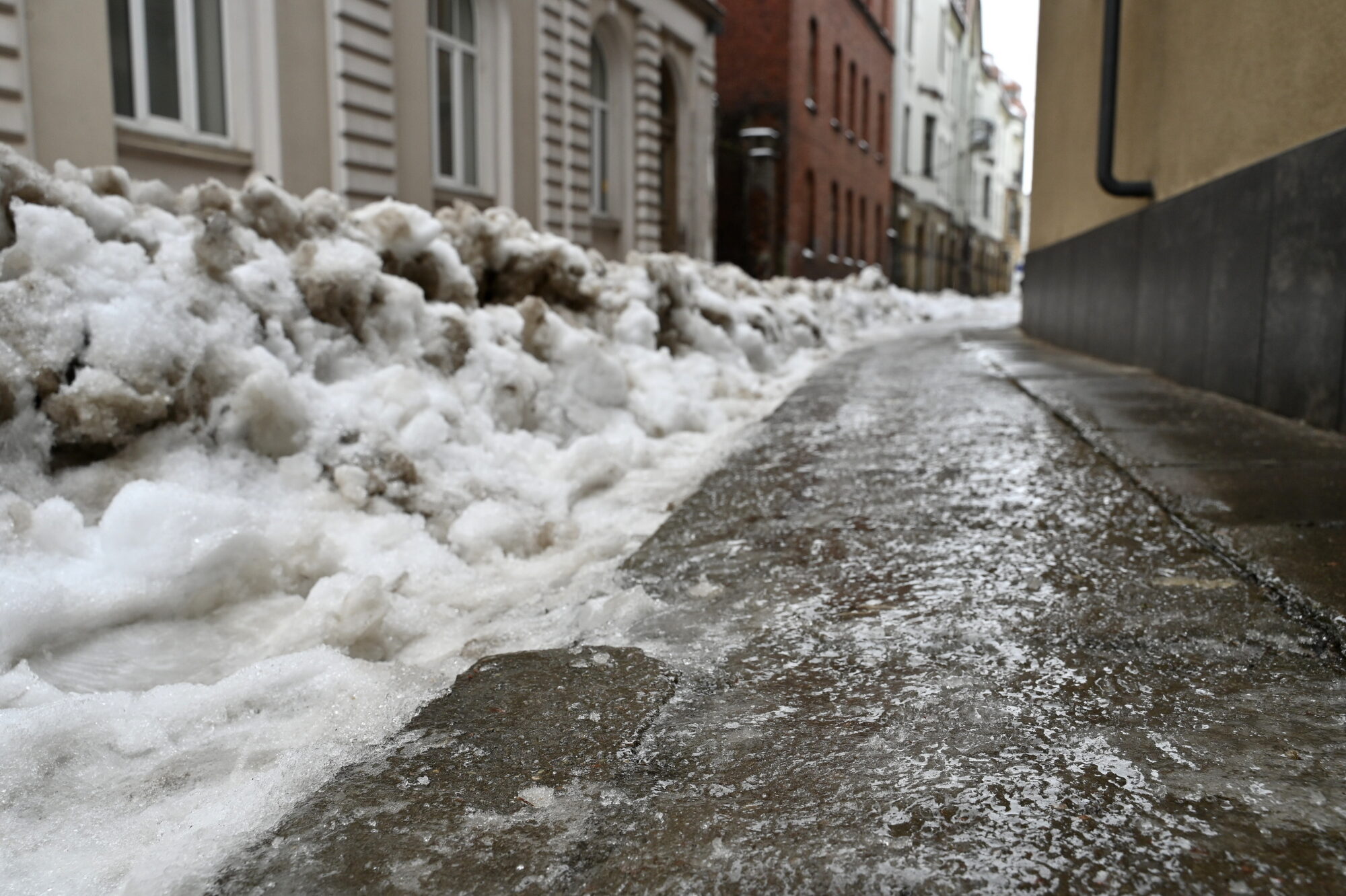 Foto: Slidenās ielas pārpilda traumpunktu – Liepājas slimnīca atliek plānveida operācijas