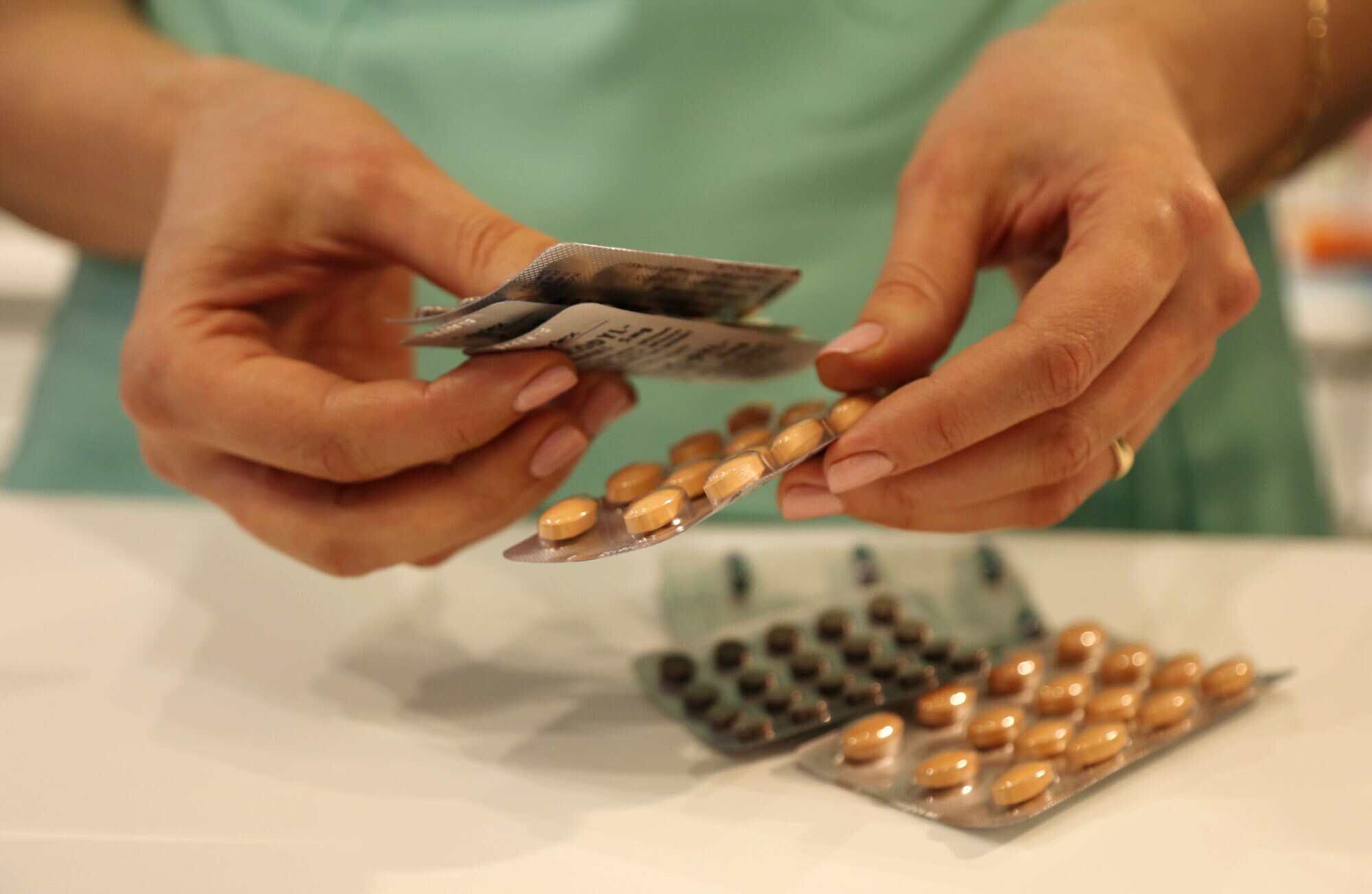 Farmaceita pakalpojuma maksu par nekompensējamām recepšu zālēm līdz 10 eiro pilnā apmērā sāks segt no jūlija