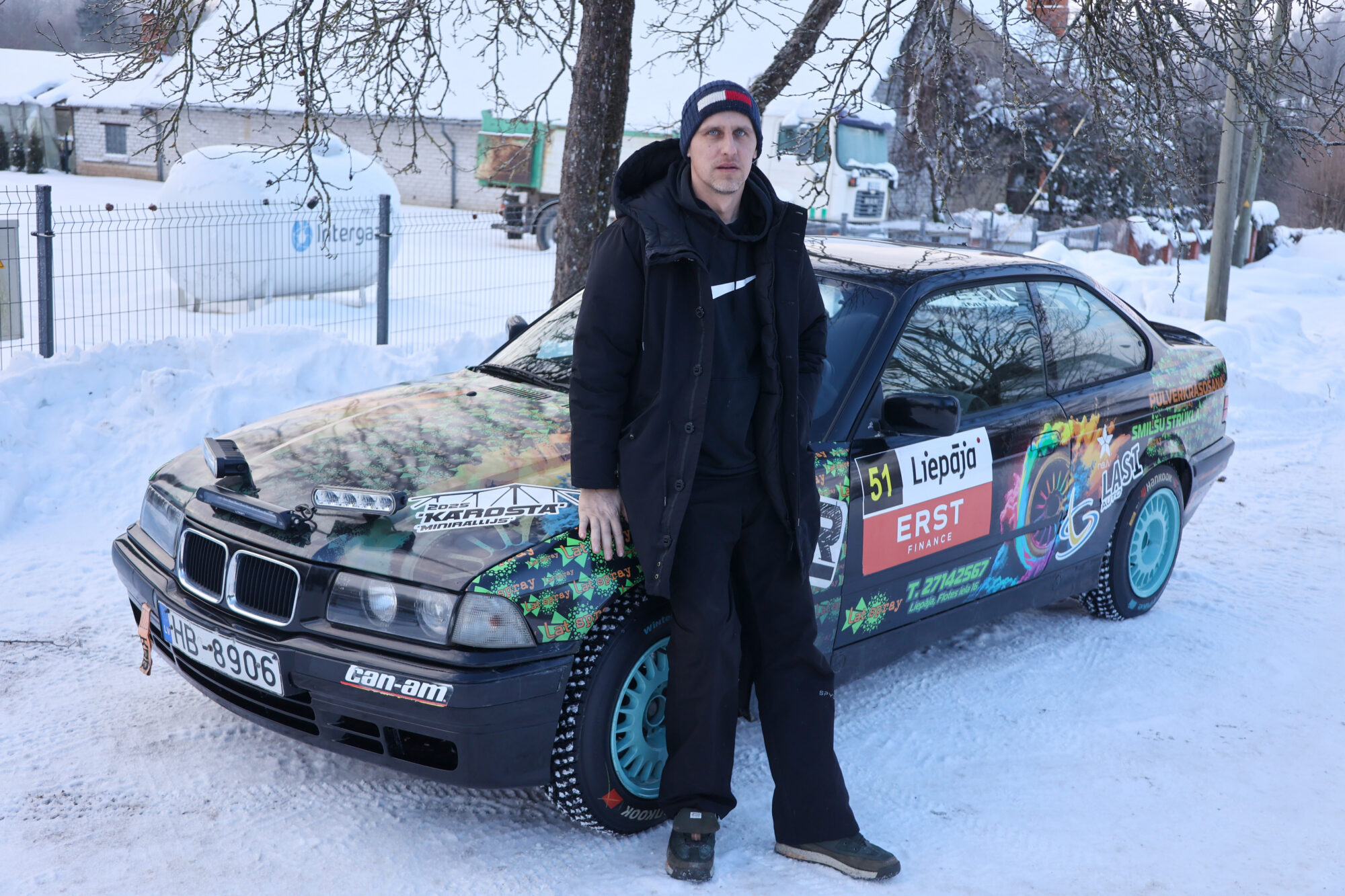 Foto: Kad ledus kļūst par trasi: Aizputē atdzimst ziemas autosports