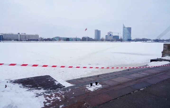 Par spīti liegumam, sestdien Rīgā cilvēki turpināja kāpt uz Daugavas ledus