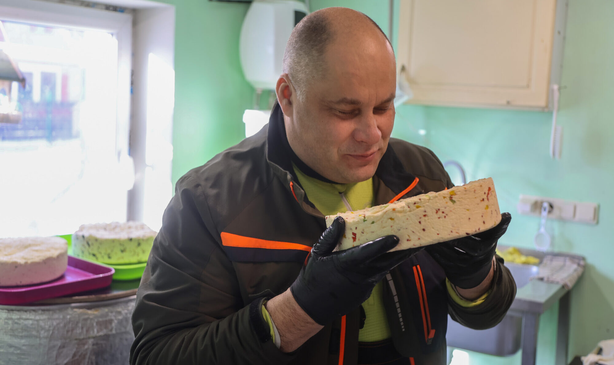 Foto: “Nauda slēpjas pienā” – grobiņnieks Ģirts Kauliņš pēc daudziem meklējumiem atrod savu īsto darbu sierā