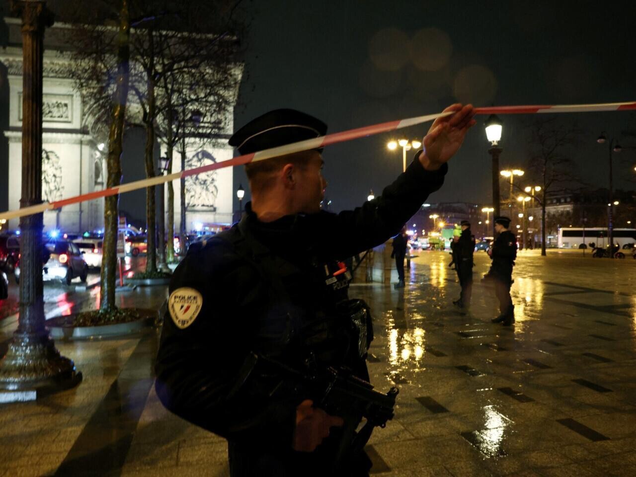 Parīzē pie Triumfa arkas uzbrukts policistam, uzbrucējs nošauts