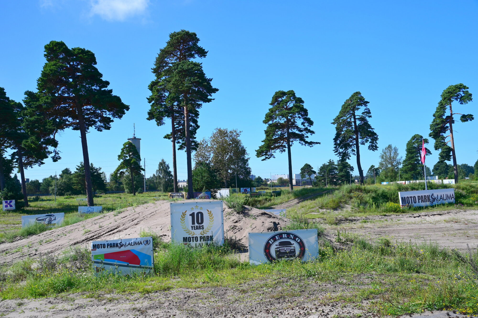 Trīs priedes apdraudot motosportistus Laumas mototrasē. Komisija pagaidām liedz zāģēšanu
