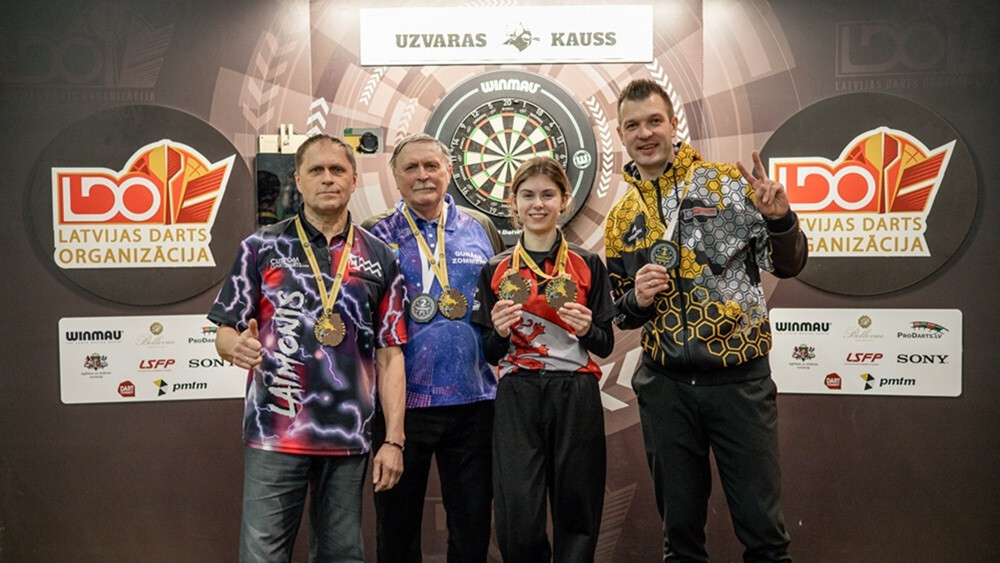 Titulētais Razma un jauniešu čempione Kirilova uzvar “Uzvaras kausā” Darts virslīgā šautriņu mešanā