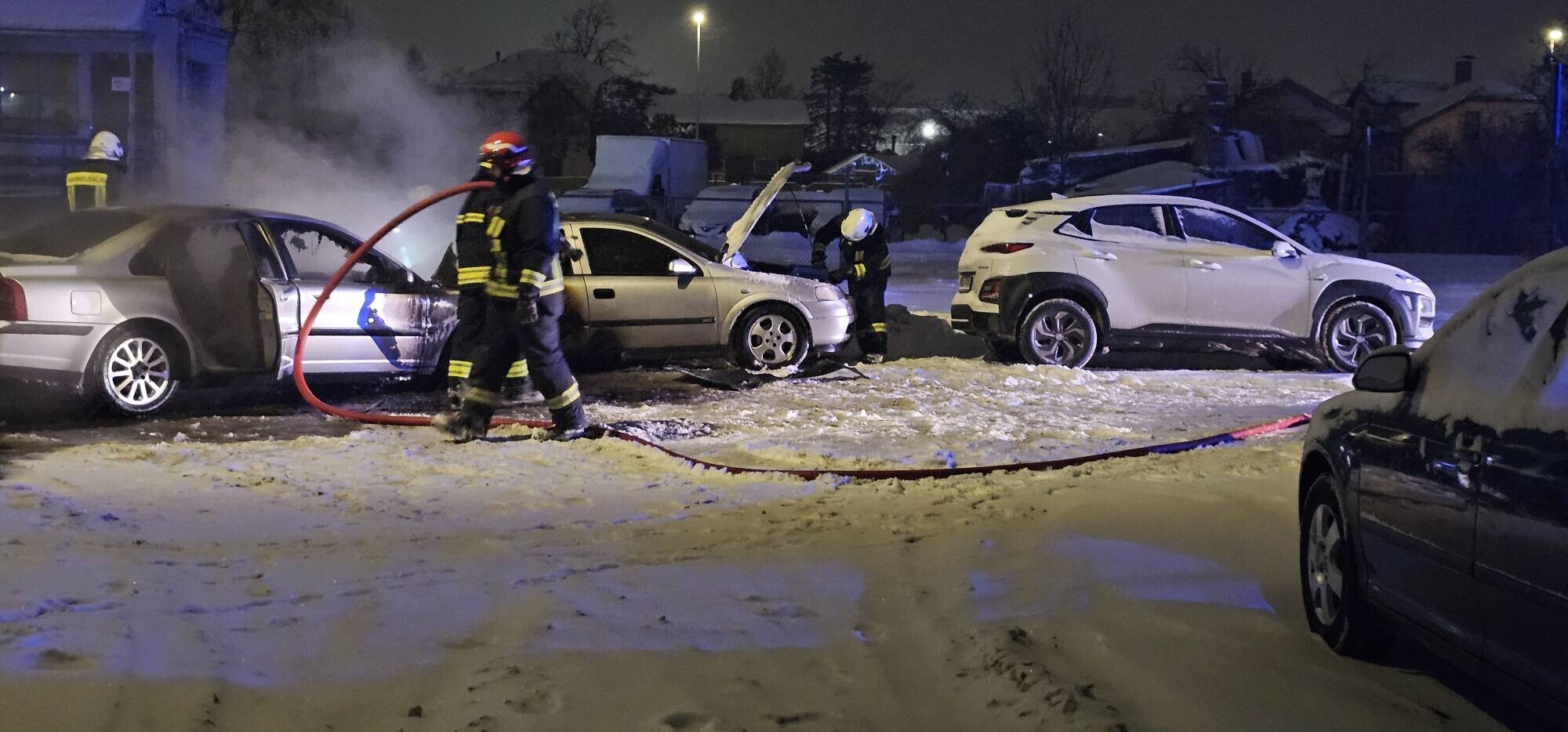 No vajāšanas līdz ugunsgrēkam: Liepājas ģimene pēc auto dedzināšanas baidās par drošību
