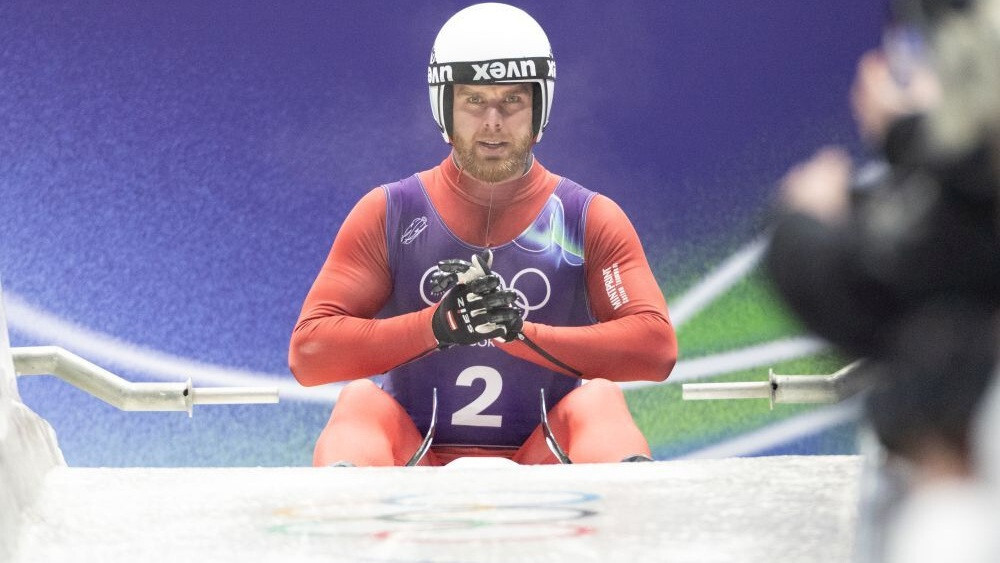 Latvijas sportisti olimpiskajās spēlēs startēs kalnu un distanču slēpošanā, kā arī kamaniņu sportā