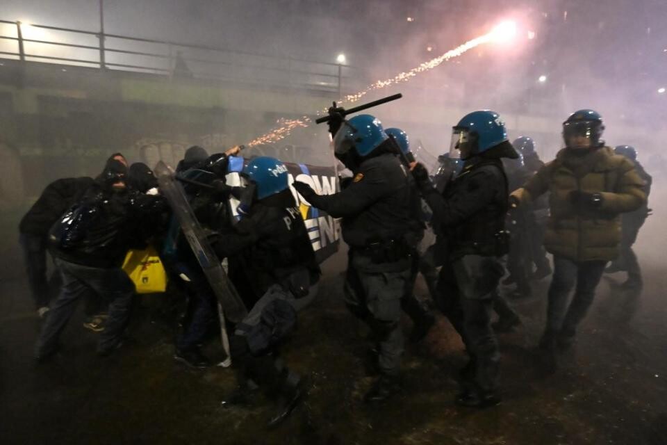 Milānā demonstrācijā pret olimpiskajām spēlēm izcēlušās sadursmes ar policiju