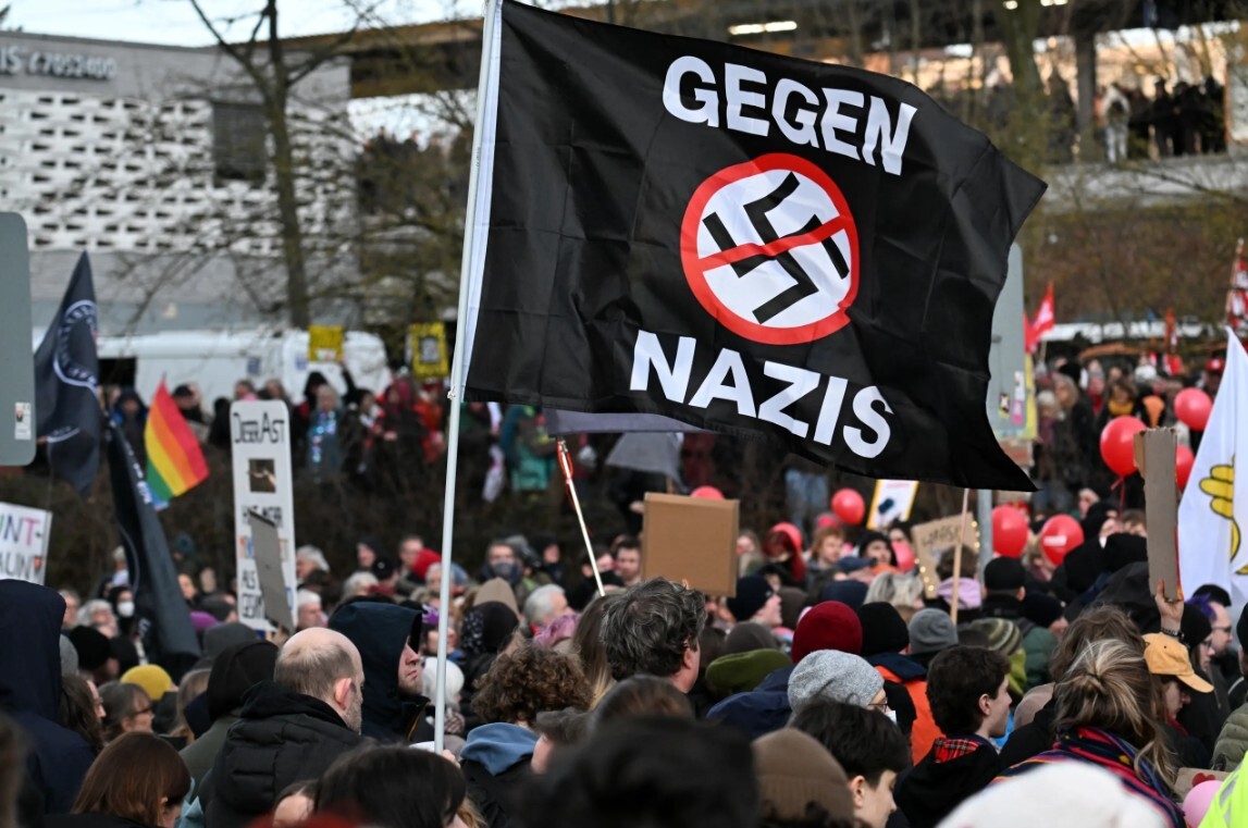 Vācijas rietumos tūkstošiem cilvēku protestē pret AfD politiķa vizīti