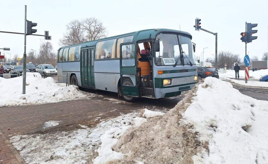 Jelgavā ceturtdien avarējis kaimiņu novada skolēnu autobuss