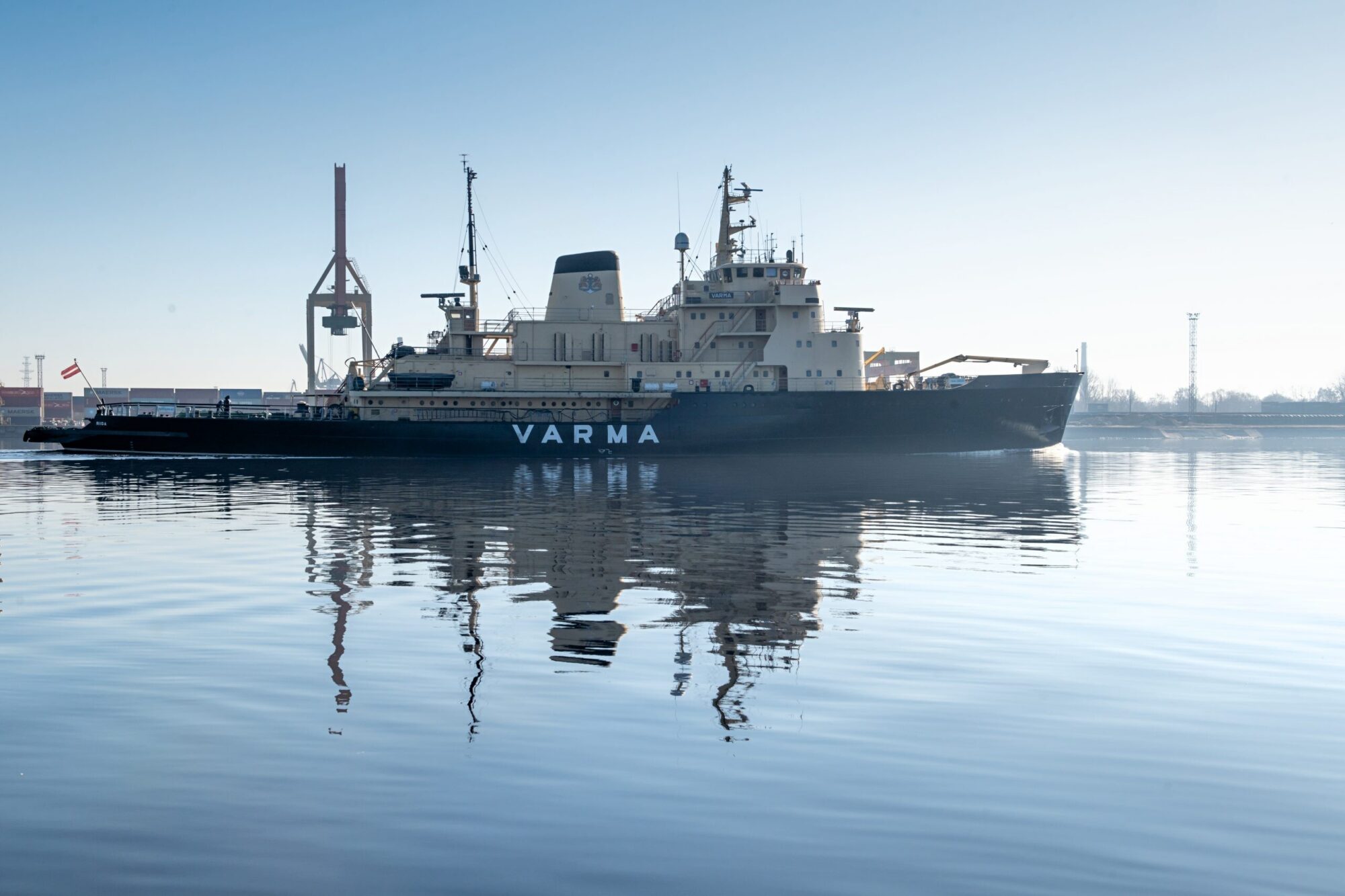 Ledlauzis “Varma” devies lauzt ledu Rīgas jūras līcī