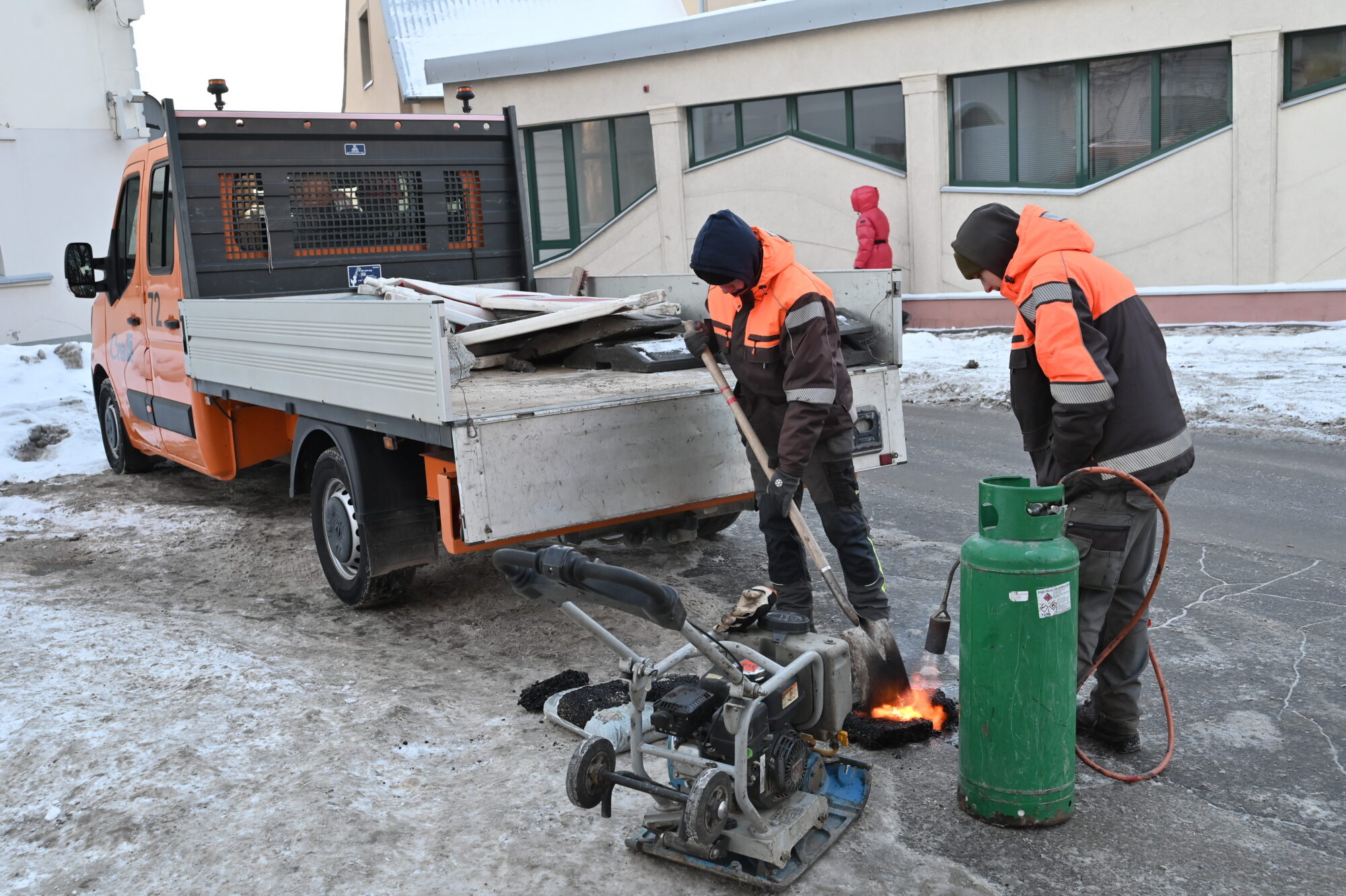 Foto: Saltā laikā strādā ar auksto asfaltu