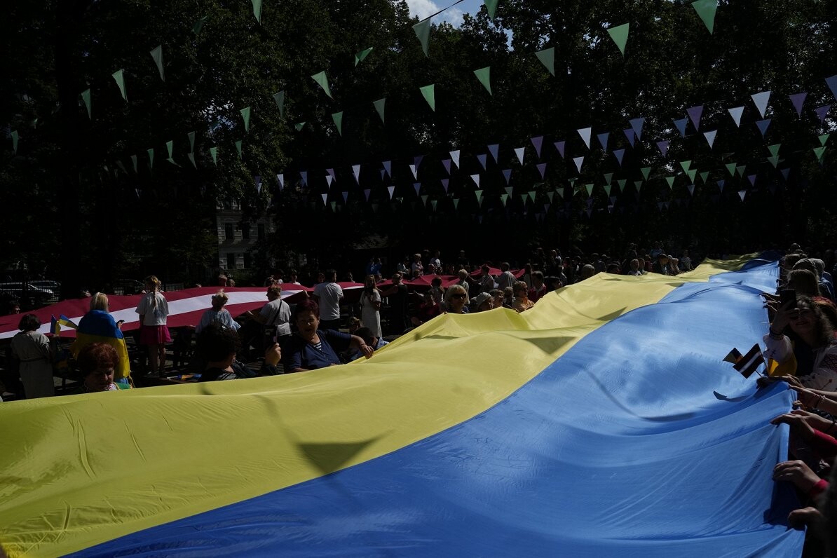 Augstākās amatpersonas aicina vienoties klusuma brīdī Ukrainas piemiņai