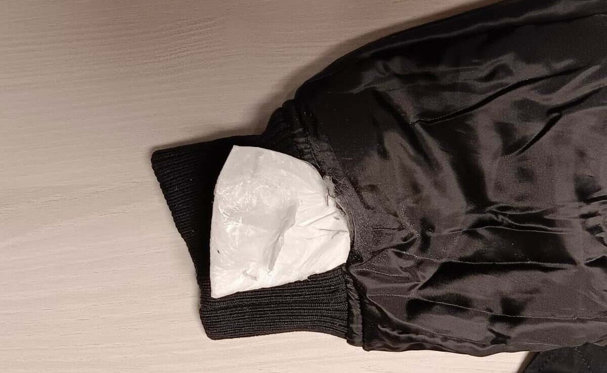 Pirmie pārkāpumi jaunajā Liepājas cietumā – pienesumos atklāj aizliegtas vielas