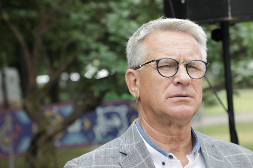 NA deputāts rosina likumā īpaši ierakstīt, ka pakalpojumu sniegšana notiek latviešu valodā