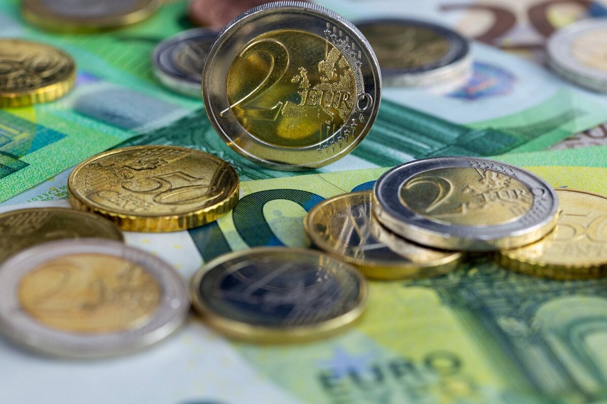 Rēķinot pēc ES metodēm, Latvijā valsts budžetā pērn bija deficīts 2,5% apmērā no IKP
