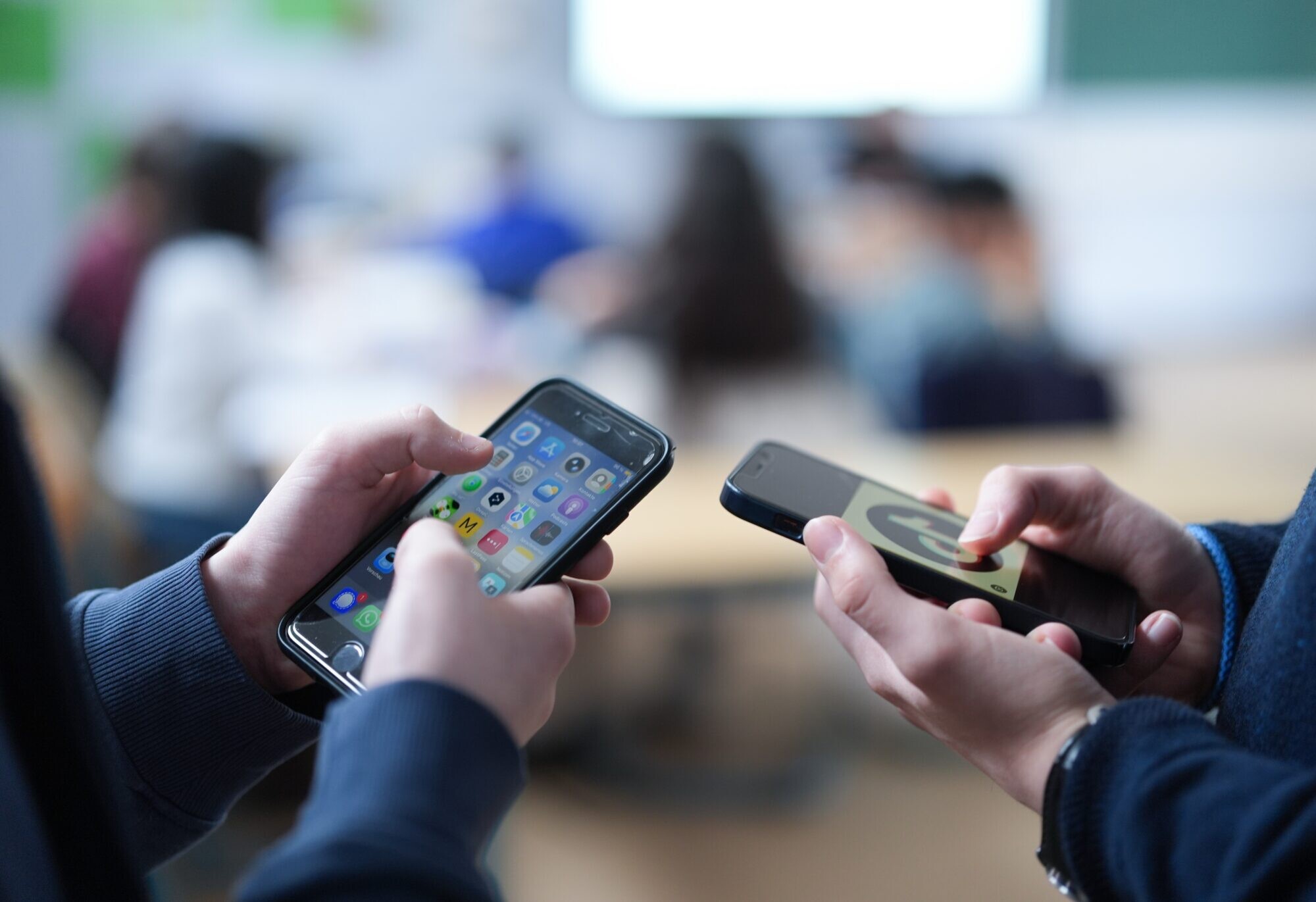 Aizliegs mobilos tālruņus skolās līdz pat 9. klasei