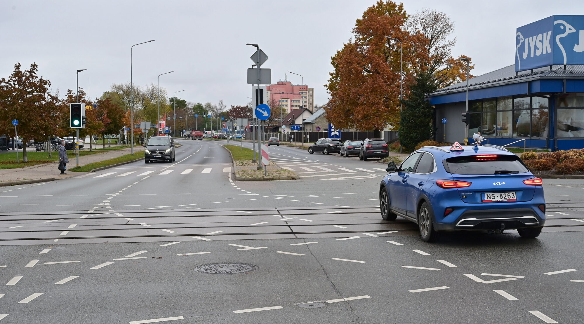 Sarežģītajā Ezerkrasta krustojumā būs luksoforu papildsekcijas