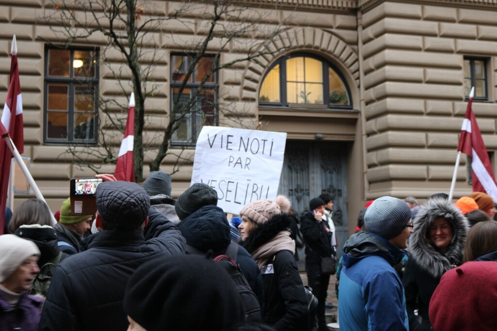 Daži desmiti protestētāju pie Saeimas atgādina, ka veselība nav luksuss